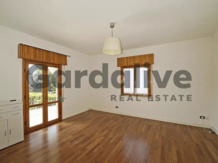 Immagine 1 di Villa in vendita  a Padenghe Sul Garda