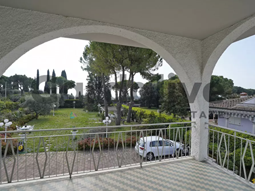 Immagine 18 di Villa in vendita  a Padenghe Sul Garda