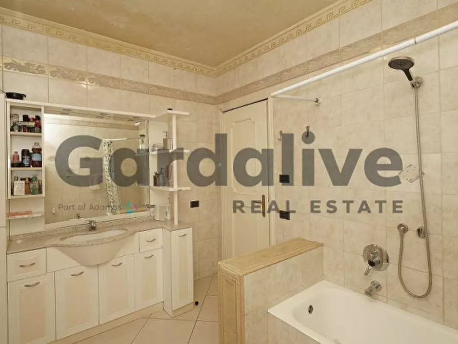 Immagine 43 di Villa in vendita  a Padenghe Sul Garda