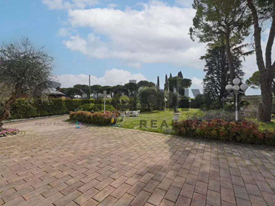 Immagine 49 di Villa in vendita  a Padenghe Sul Garda