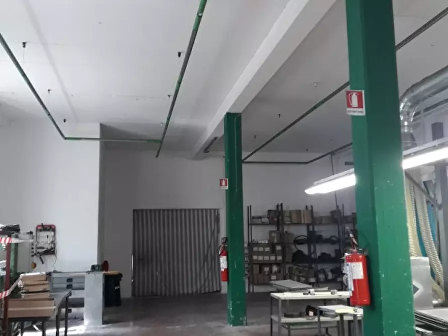 Immagine 6 di Negozio in affitto  a Montevarchi