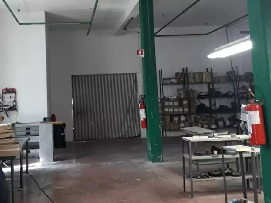 Immagine 7 di Negozio in affitto  a Montevarchi