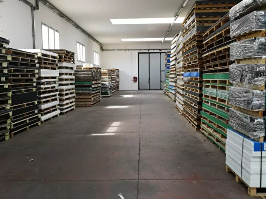 Immagine 1 di Capannone industriale in affitto  in Via Delle Industrie a Sant'elena