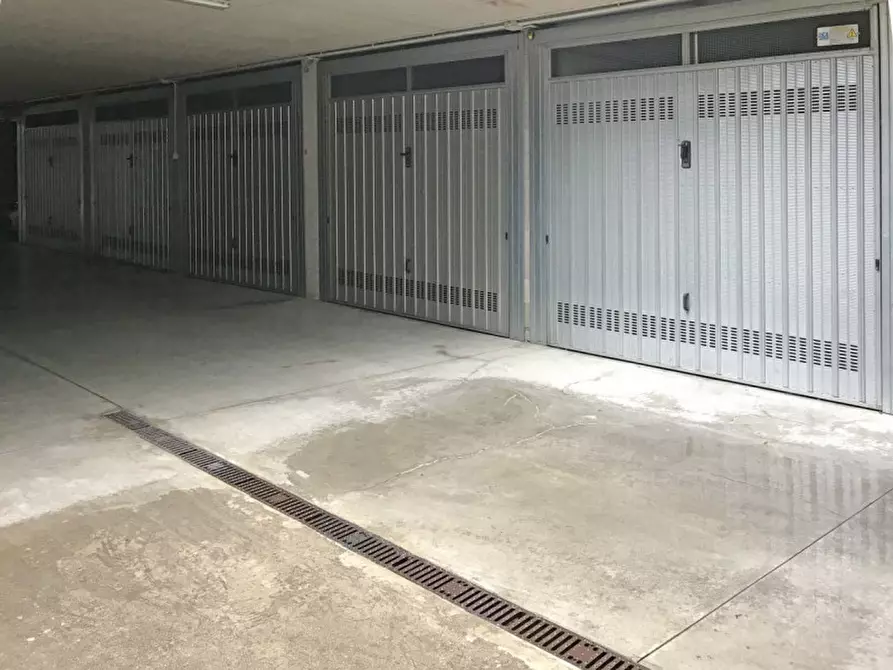 Immagine 1 di Garage in vendita  in piazza 25 aprile a Seregno