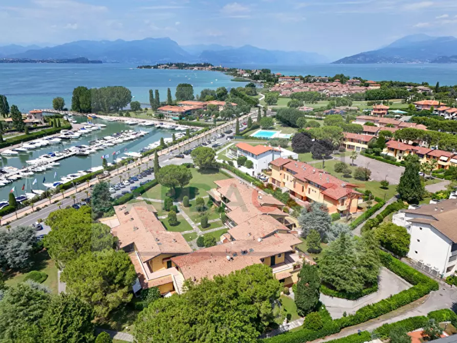 Immagine 2 di Appartamento in vendita  in Via Salvo D'Acquisto a Sirmione