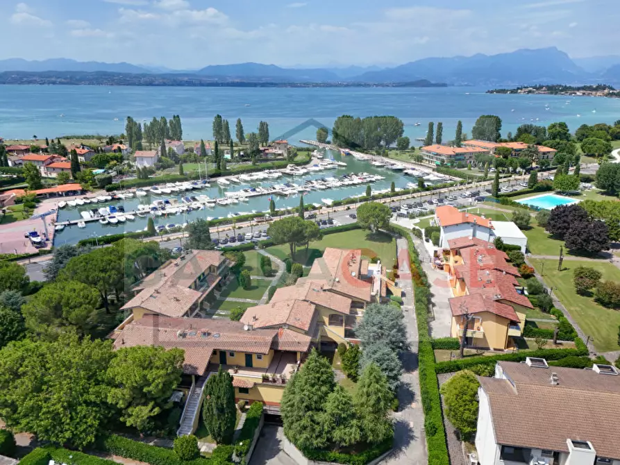 Immagine 3 di Appartamento in vendita  in Via Salvo D'Acquisto a Sirmione