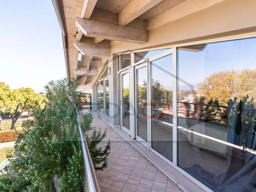 Immagine 38 di Attico in vendita  in Via Benedetto Croce a Sirmione