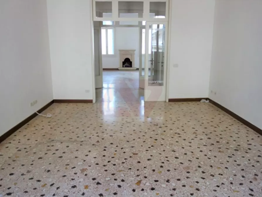 Immagine 4 di Appartamento in vendita  in Contrà Giuseppe Garibaldi a Vicenza