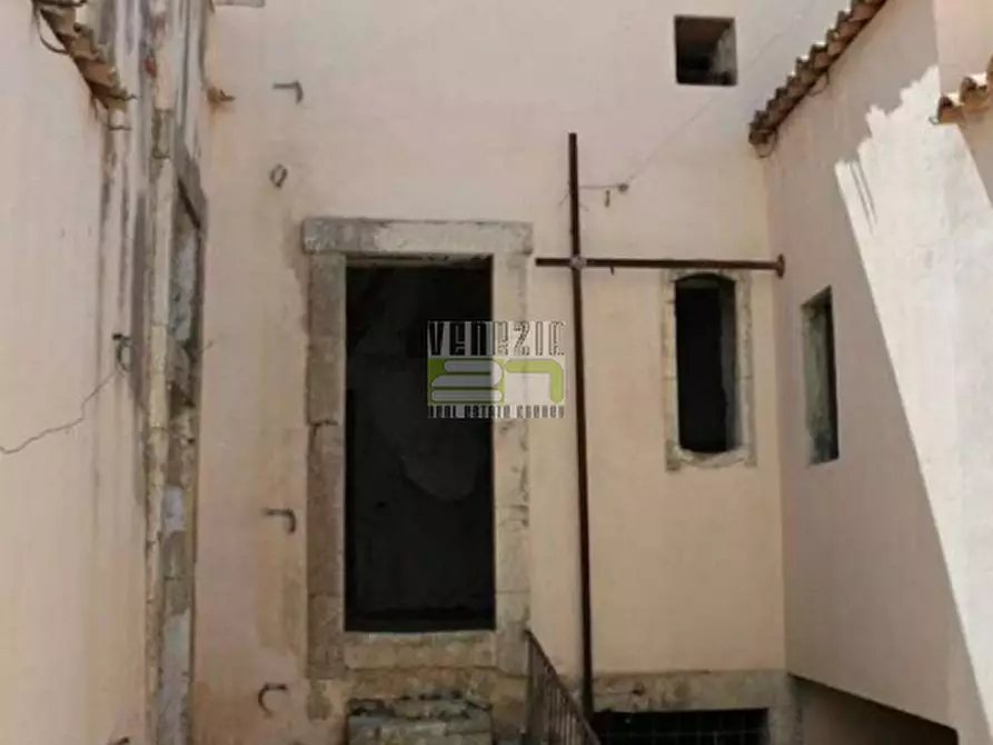 Immagine 8 di Palazzo in vendita  in Via Dante Alighieri a Noto
