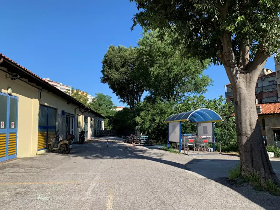 Immagine 2 di Negozio in vendita  in Via del Destriero 19 a Trieste