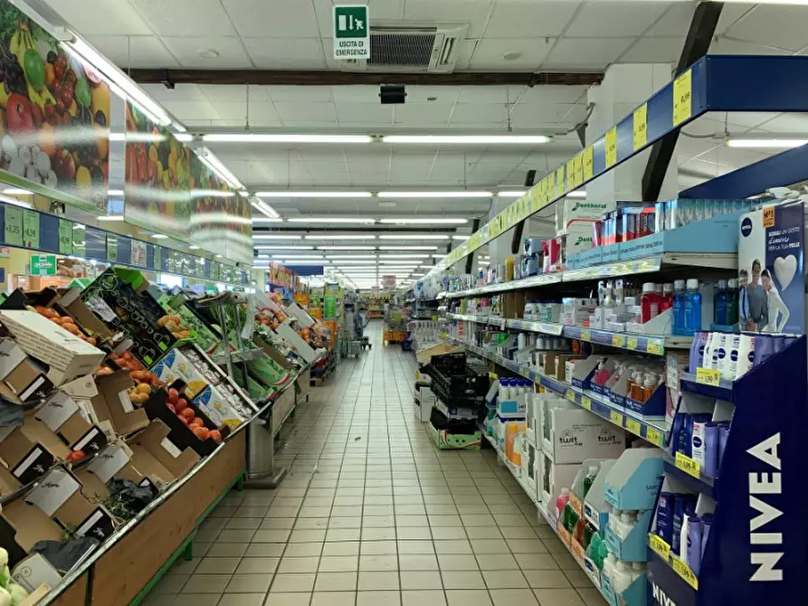 Immagine 3 di Negozio in vendita  in Via del Destriero 19 a Trieste