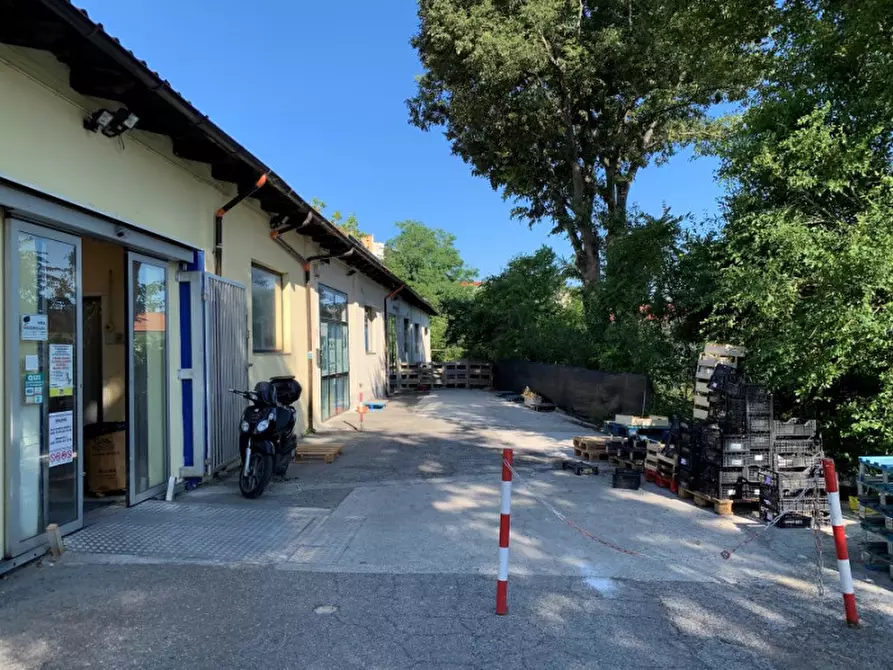 Immagine 5 di Negozio in vendita  in Via del Destriero 19 a Trieste