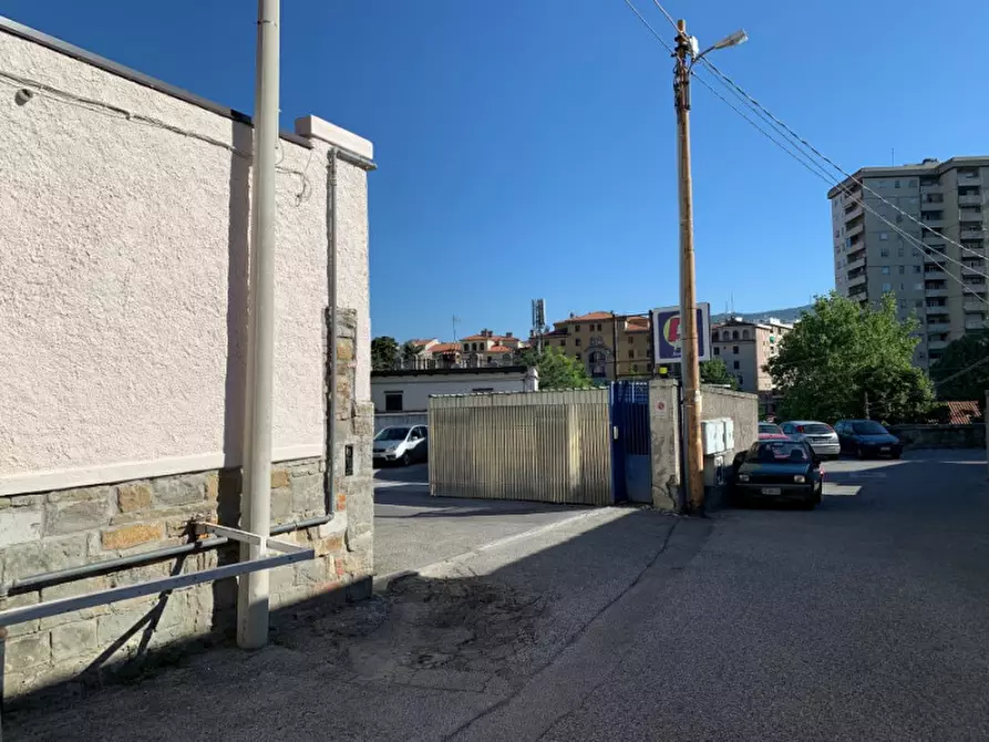 Immagine 13 di Negozio in vendita  in Via del Destriero 19 a Trieste