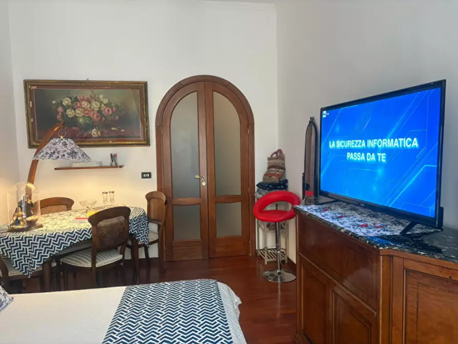 Immagine 1 di Appartamento in affitto  in via toledo 257 a Napoli