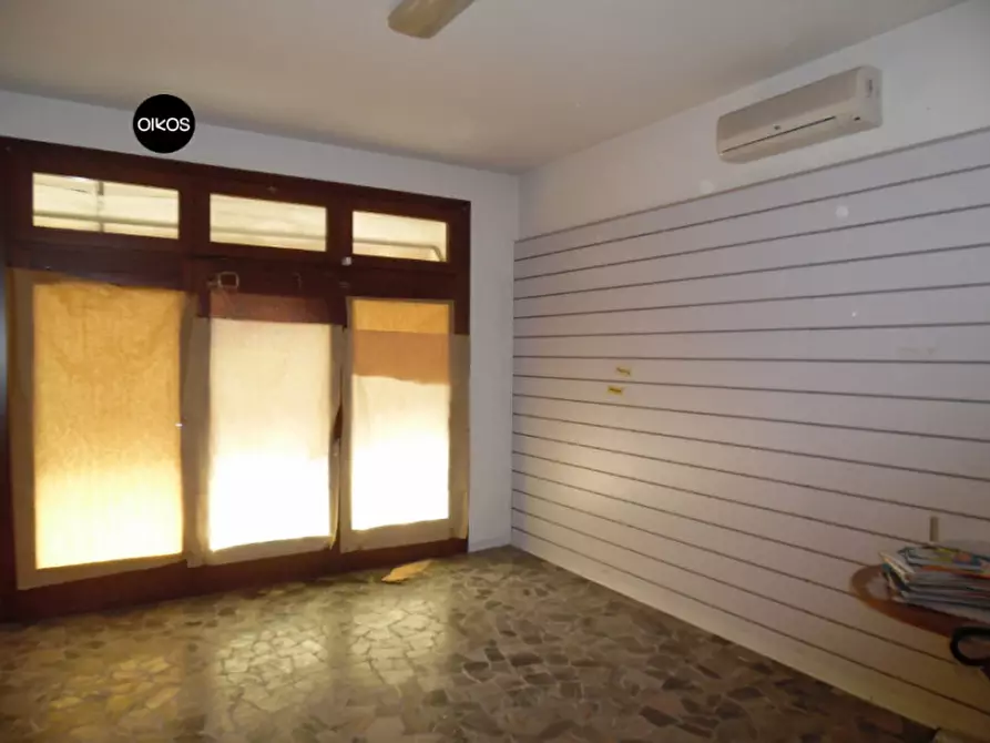 Immagine 2 di Negozio in affitto  a Campolongo Maggiore