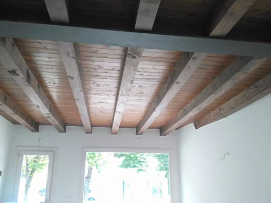 Immagine 5 di Negozio in vendita  in Via Lazzaris 70 A a Spresiano