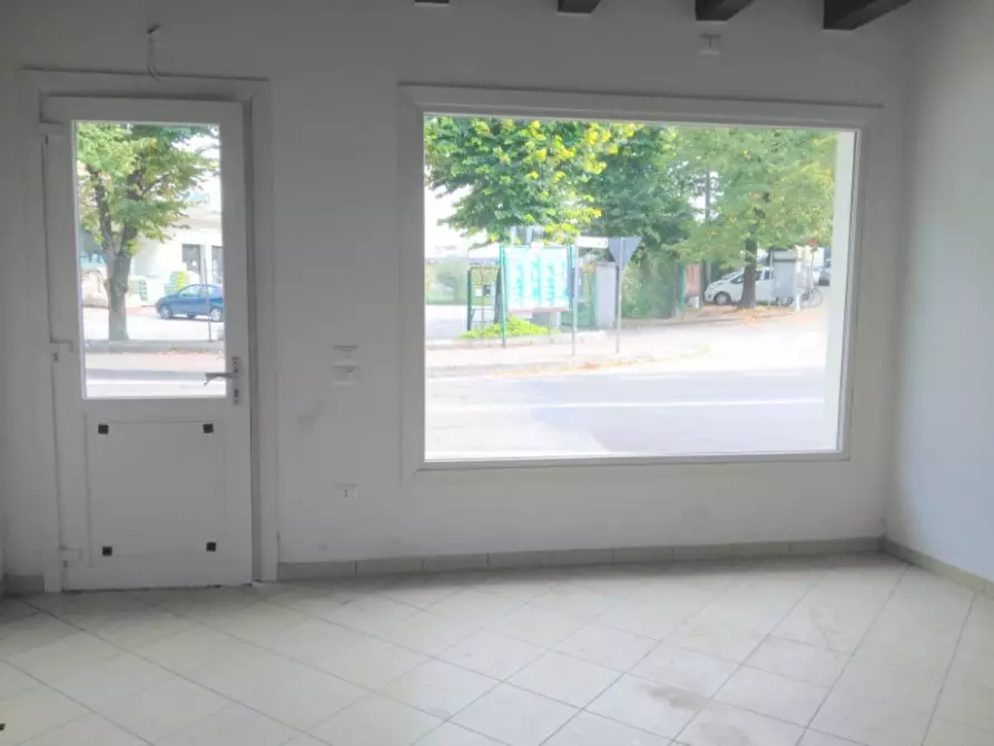 Immagine 6 di Negozio in vendita  in Via Lazzaris 70 A a Spresiano