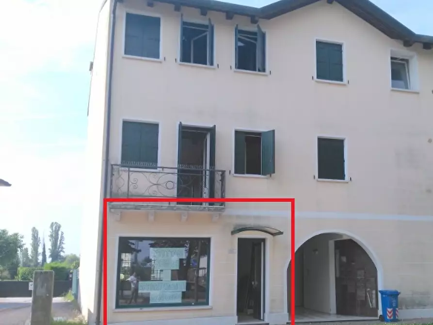 Immagine 11 di Negozio in vendita  in Via Lazzaris 70 A a Spresiano