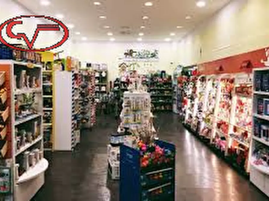 Immagine 3 di Negozio in affitto  in via turati a Loro Ciuffenna