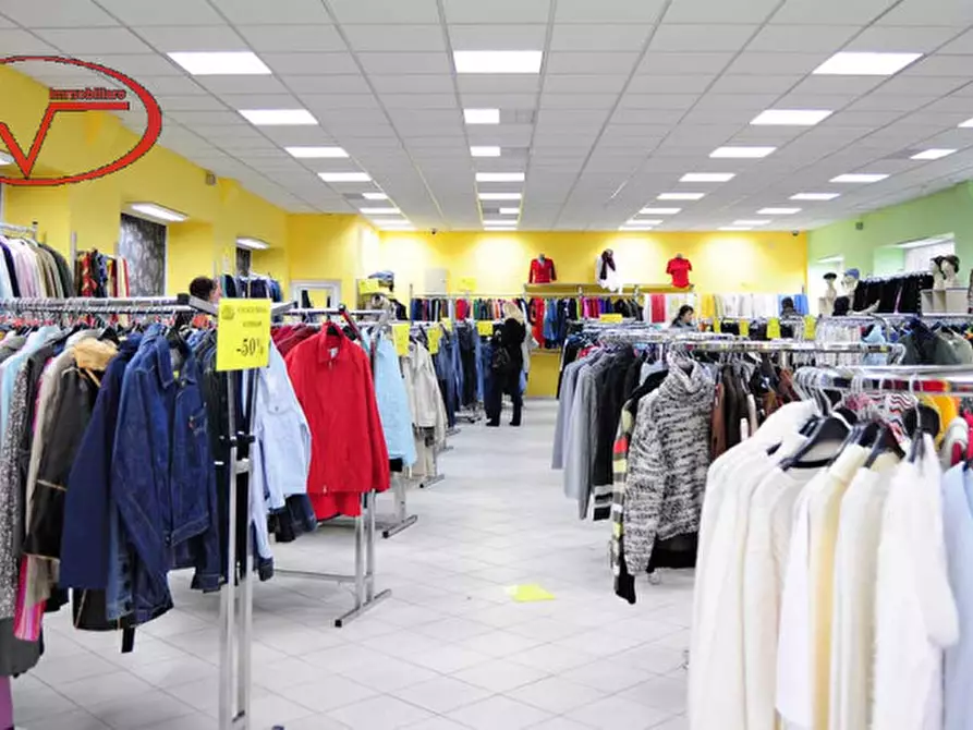 Immagine 9 di Negozio in affitto  in via turati a Loro Ciuffenna