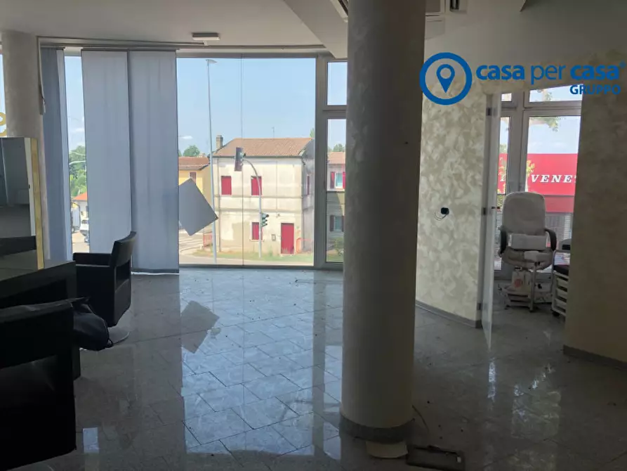 Immagine 32 di Negozio in affitto  in Via Savonarola 1 a Rovigo