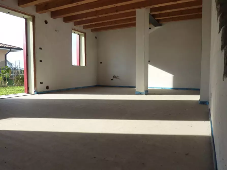 Immagine 5 di Casa trifamiliare in vendita  in via schiavonesca nuova a Volpago Del Montello