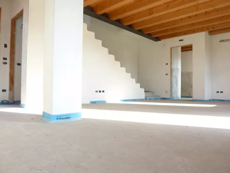 Immagine 6 di Casa trifamiliare in vendita  in via schiavonesca nuova a Volpago Del Montello