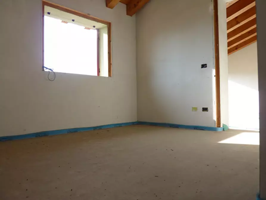 Immagine 8 di Casa trifamiliare in vendita  in via schiavonesca nuova a Volpago Del Montello