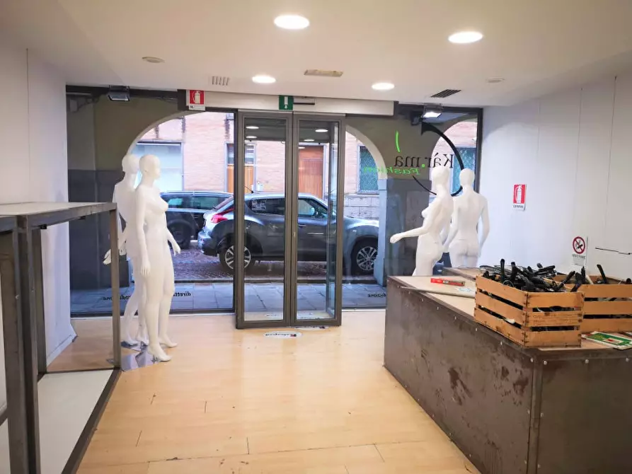 Immagine 3 di Negozio in vendita  in Piazza Maggiore, 20 a Este