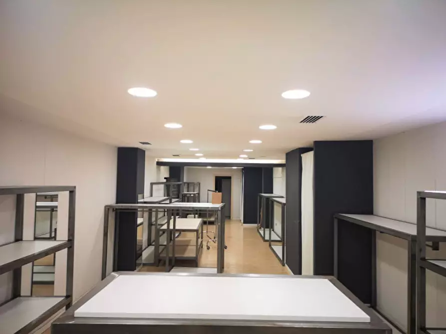 Immagine 4 di Negozio in vendita  in Piazza Maggiore, 20 a Este