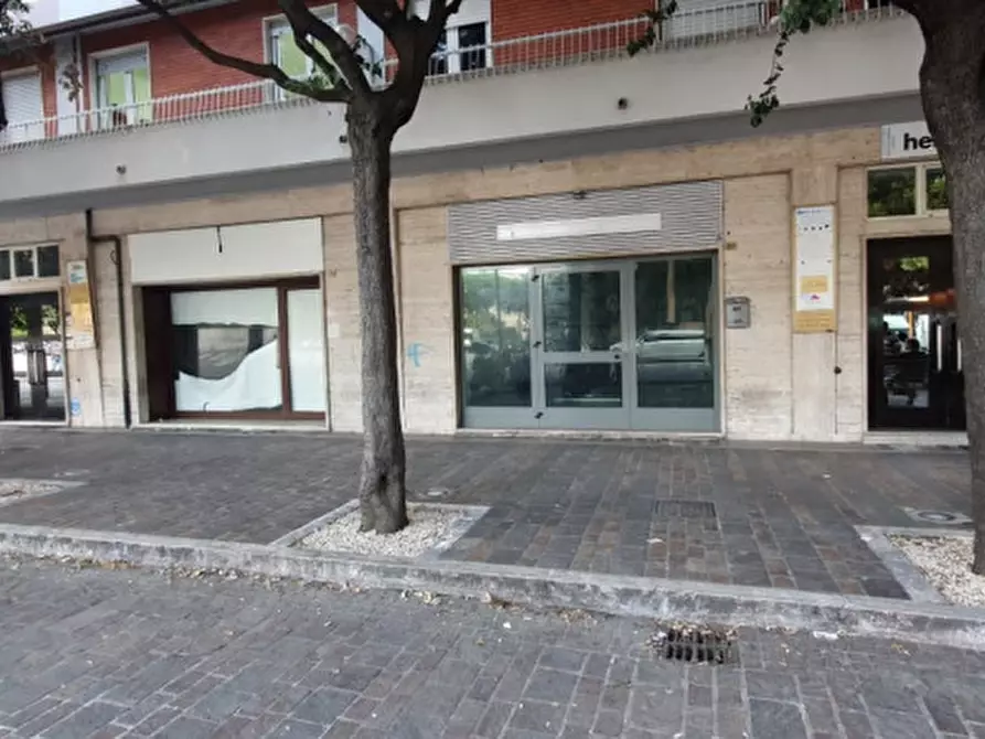 Immagine 1 di Negozio in affitto  in P.ZZA DUCA D’AOSTA a Pescara