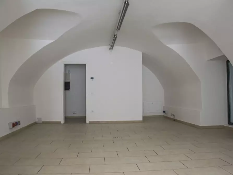 Immagine 3 di Negozio in vendita  in Via del Comun a Commezzadura