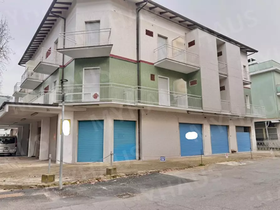 Immagine 1 di Palazzo in vendita  in Via Archimede a Cesenatico