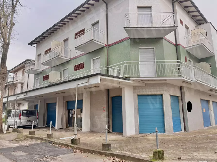 Immagine 3 di Palazzo in vendita  in Via Archimede a Cesenatico