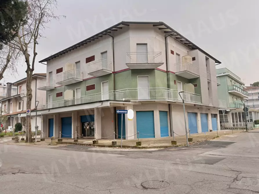 Immagine 4 di Palazzo in vendita  in Via Archimede a Cesenatico