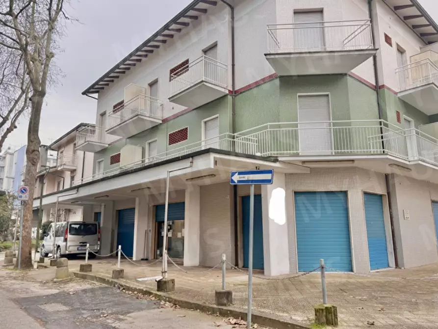 Immagine 6 di Palazzo in vendita  in Via Archimede a Cesenatico