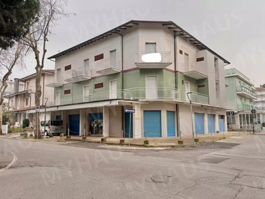 Immagine 8 di Palazzo in vendita  in Via Archimede a Cesenatico