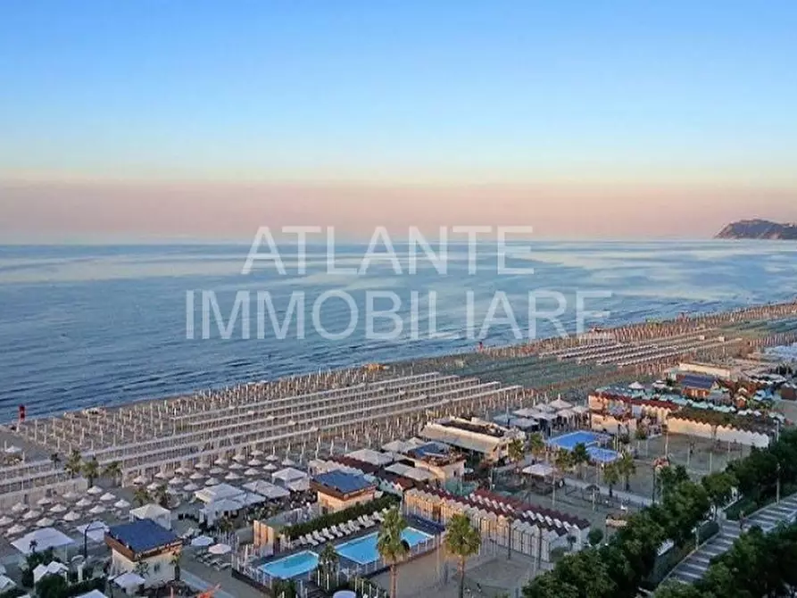 Immagine 2 di Hotel in vendita  in viale Cavalcanti a Riccione