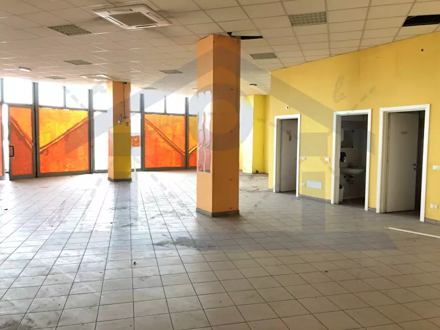 Immagine 3 di Negozio in vendita  in via Statale a Calcinato