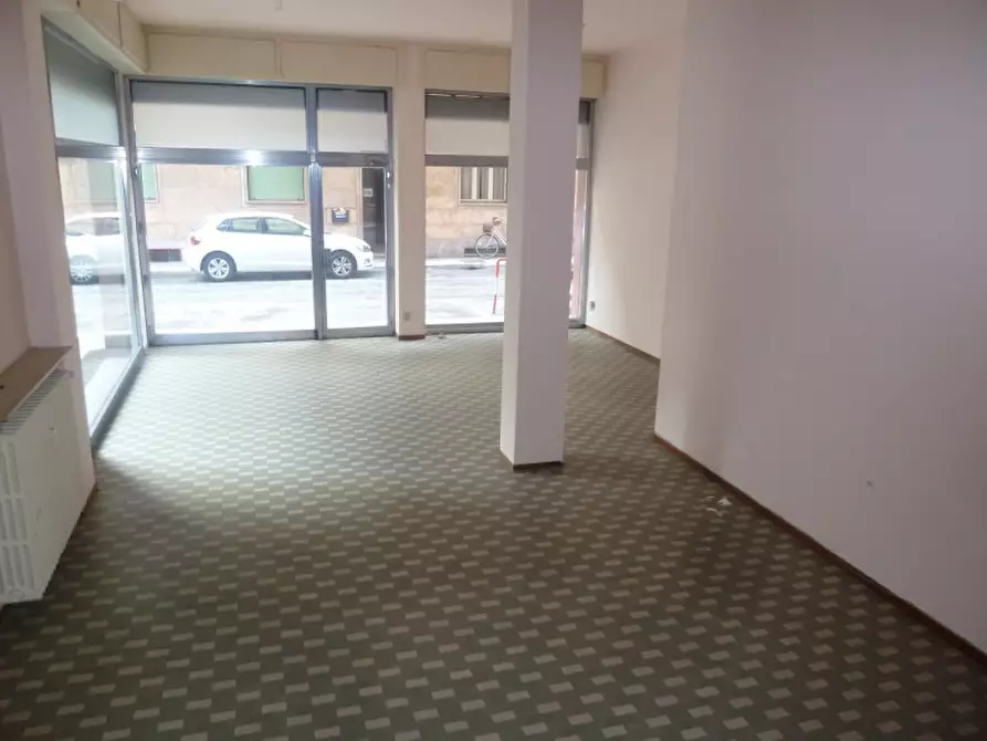 Immagine 4 di Negozio in vendita  in via pagliano 5 a Casale Monferrato