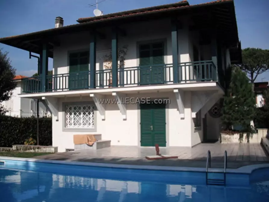 Immagine 1 di Villa in vendita  in via Fratelli Cervi a Forte Dei Marmi