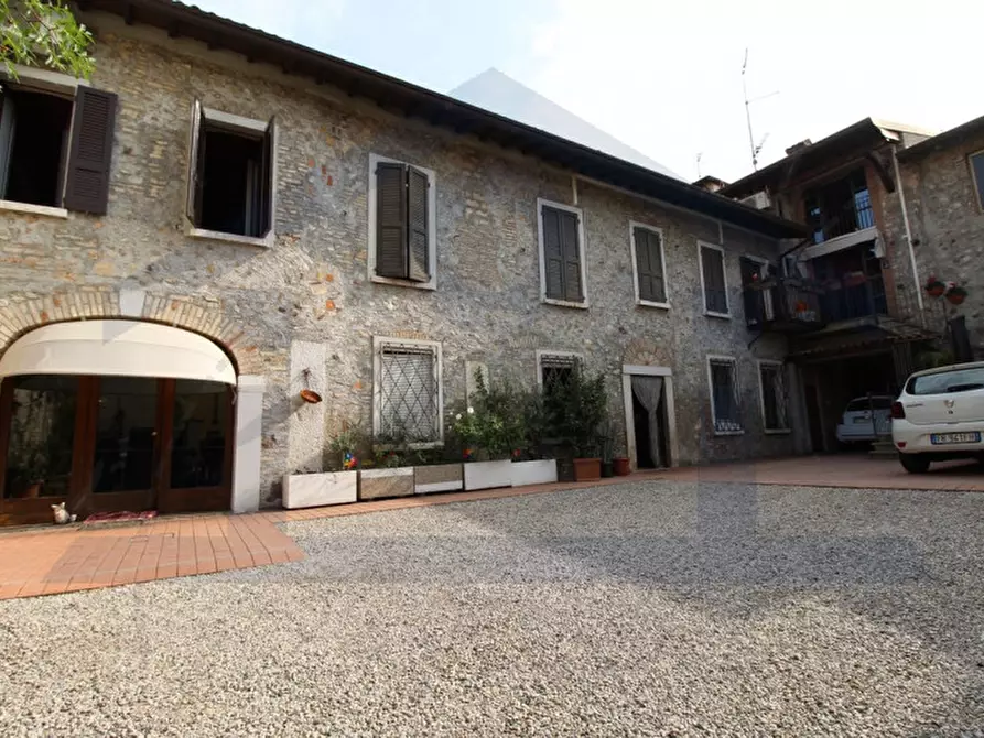 Immagine 1 di Palazzo in vendita  in via sorattino a Lonato del Garda