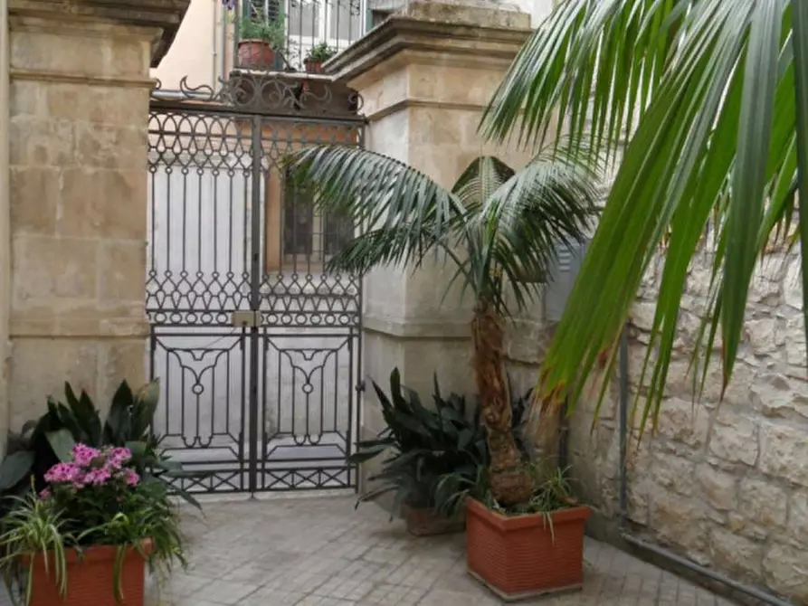 Immagine 1 di Palazzo in vendita  in Corso Umberto I a Modica