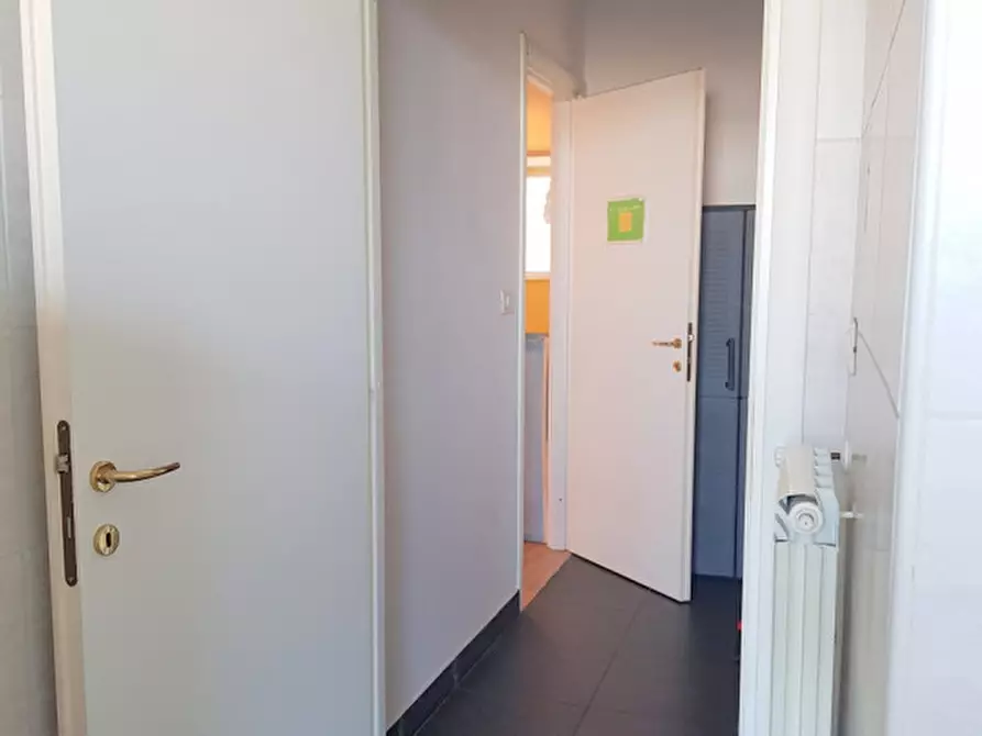 Immagine 38 di Negozio in vendita  in via Noasca a Roma