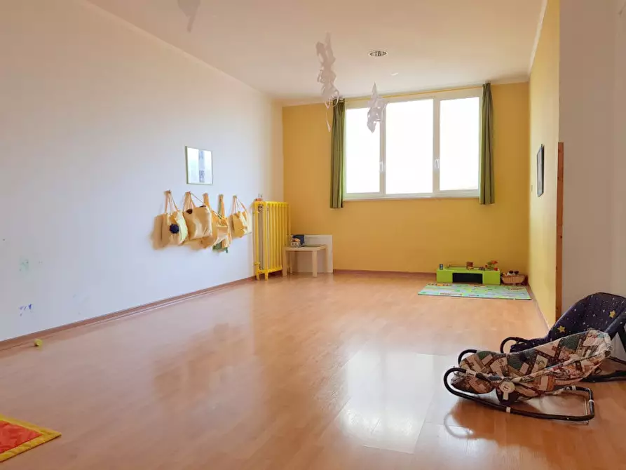 Immagine 40 di Negozio in vendita  in via Noasca a Roma