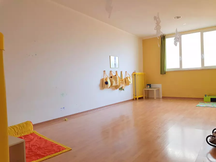 Immagine 41 di Negozio in vendita  in via Noasca a Roma