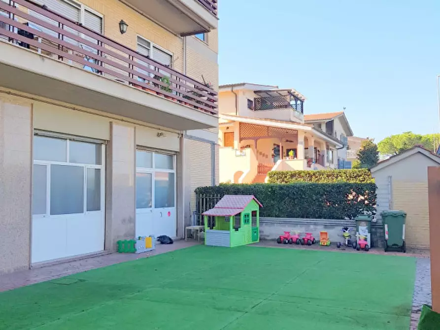 Immagine 43 di Negozio in vendita  in via Noasca a Roma