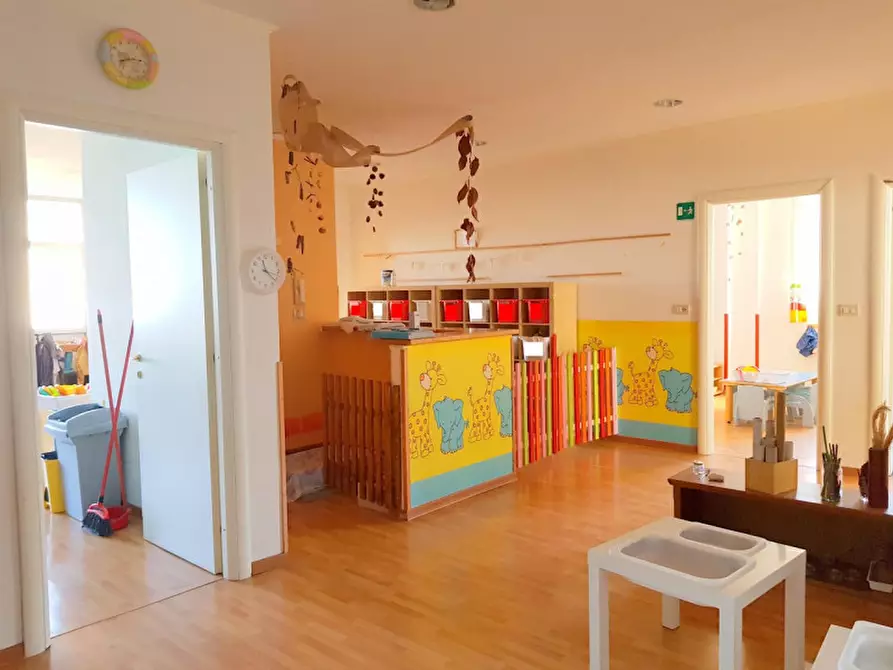 Immagine 51 di Negozio in vendita  in via Noasca a Roma