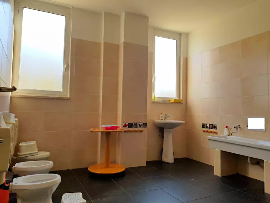 Immagine 59 di Negozio in vendita  in via Noasca a Roma