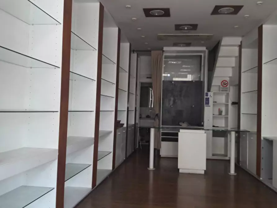 Immagine 2 di Negozio in affitto  in VIALE DUSE a Firenze